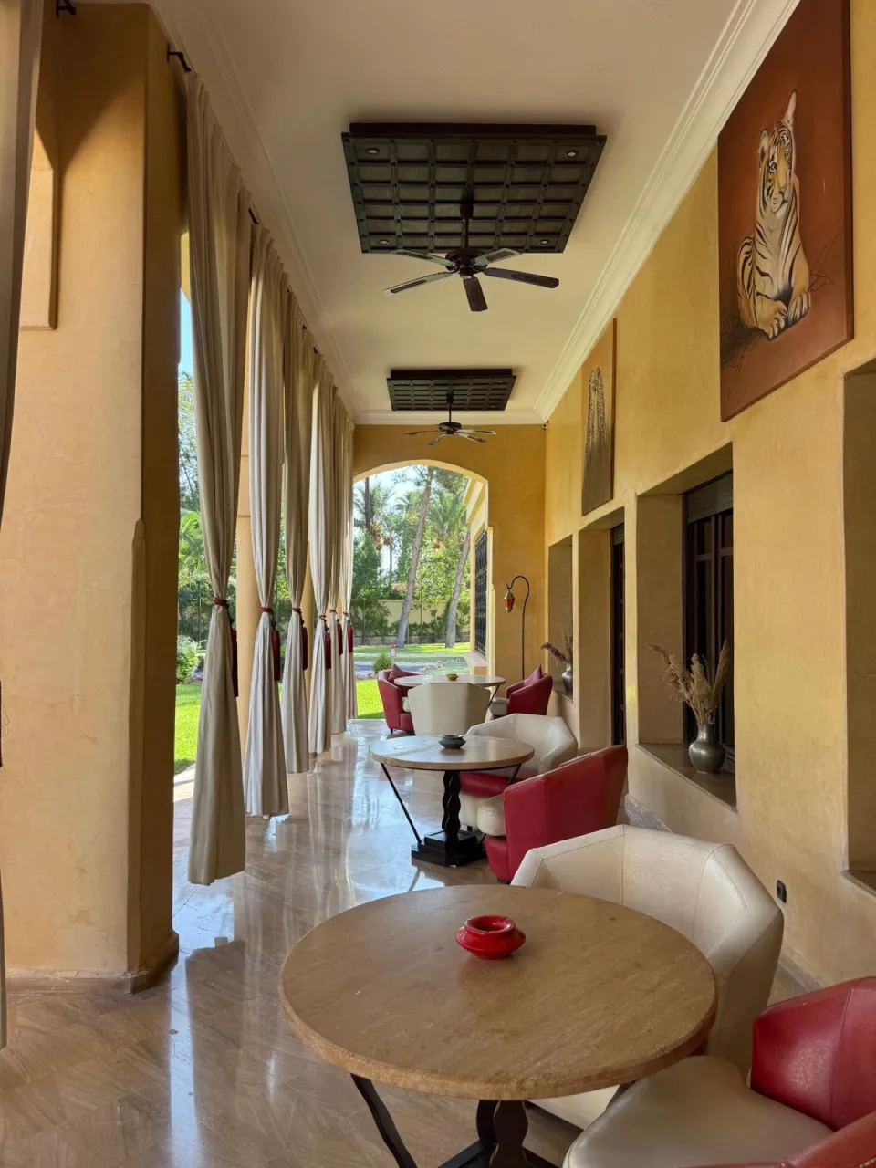 The side loggia and its lounge