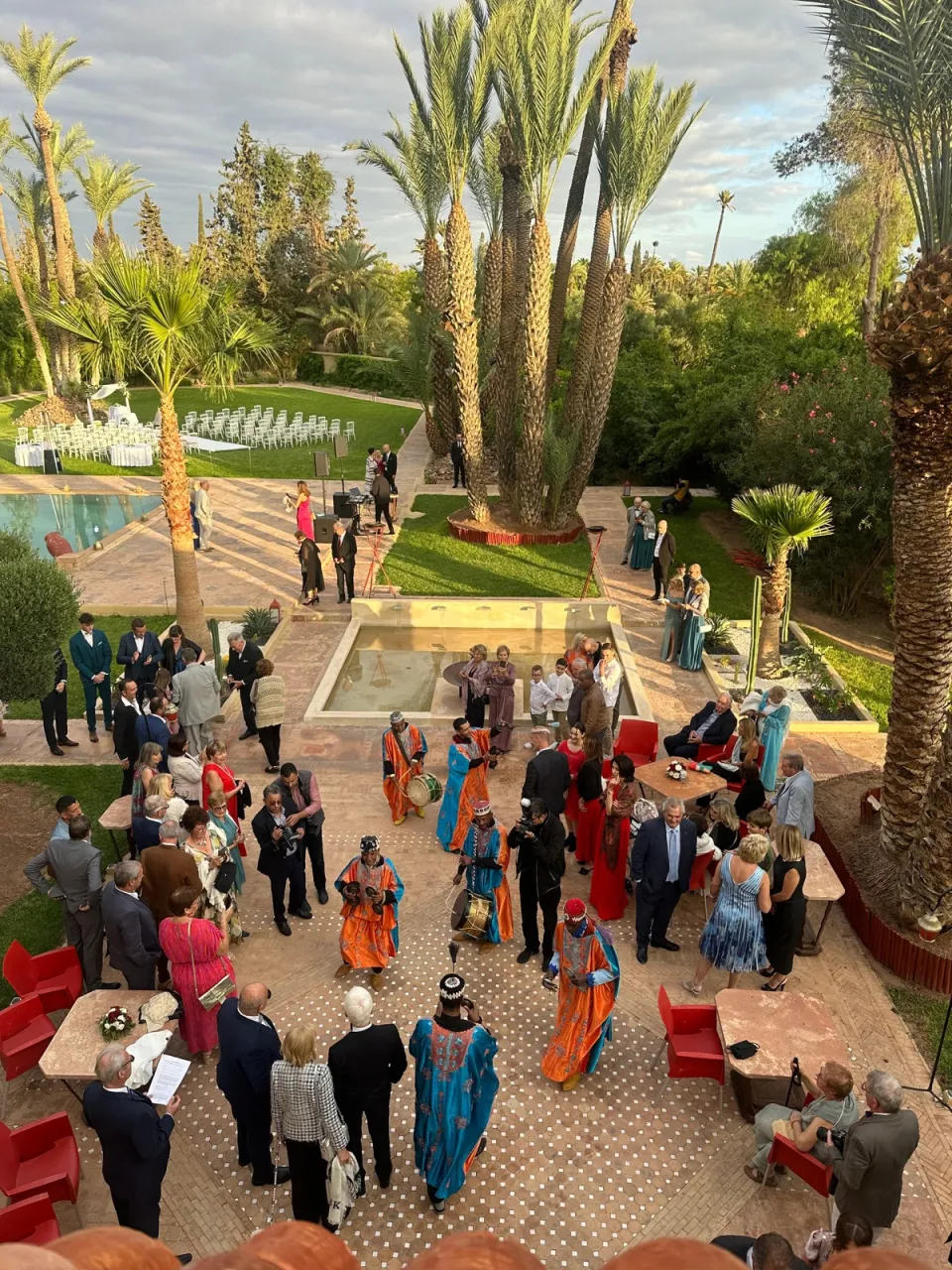 Traditional gnaoua musicians among the guests on the terrace